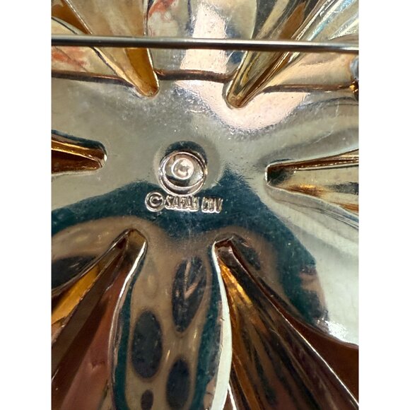 Gold-Tone Daisy Flower Brooch Pin Vintage-Style Signed Sarah Cov Costume Jewelry - Picture 4 of 6